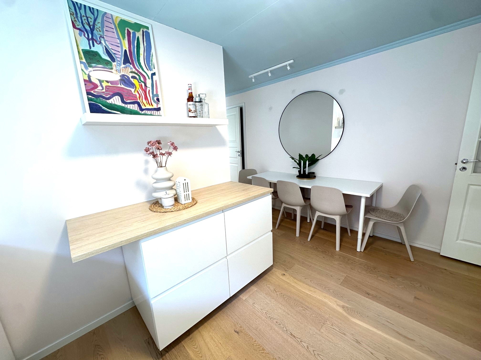 Spisestue rett ved kjøkken